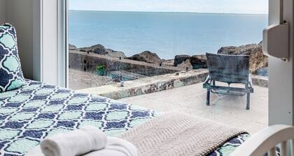 The Hideaway on the Lake!