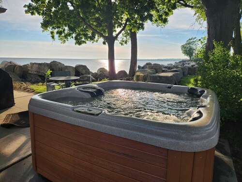 Lakefront Retreat + Hot Tub • Sunset Views • Point Pelee