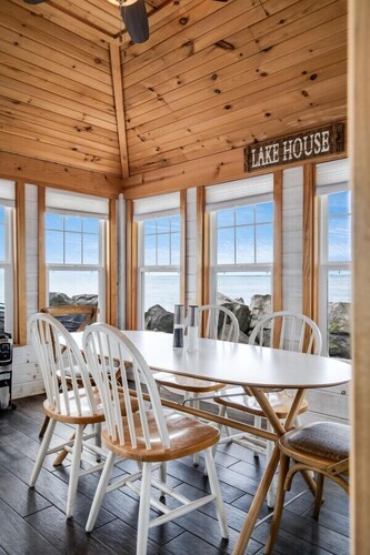 The Hideaway on the Lake with Hot Tub!
