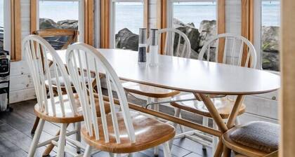 The Hideaway on the Lake with Hot Tub!