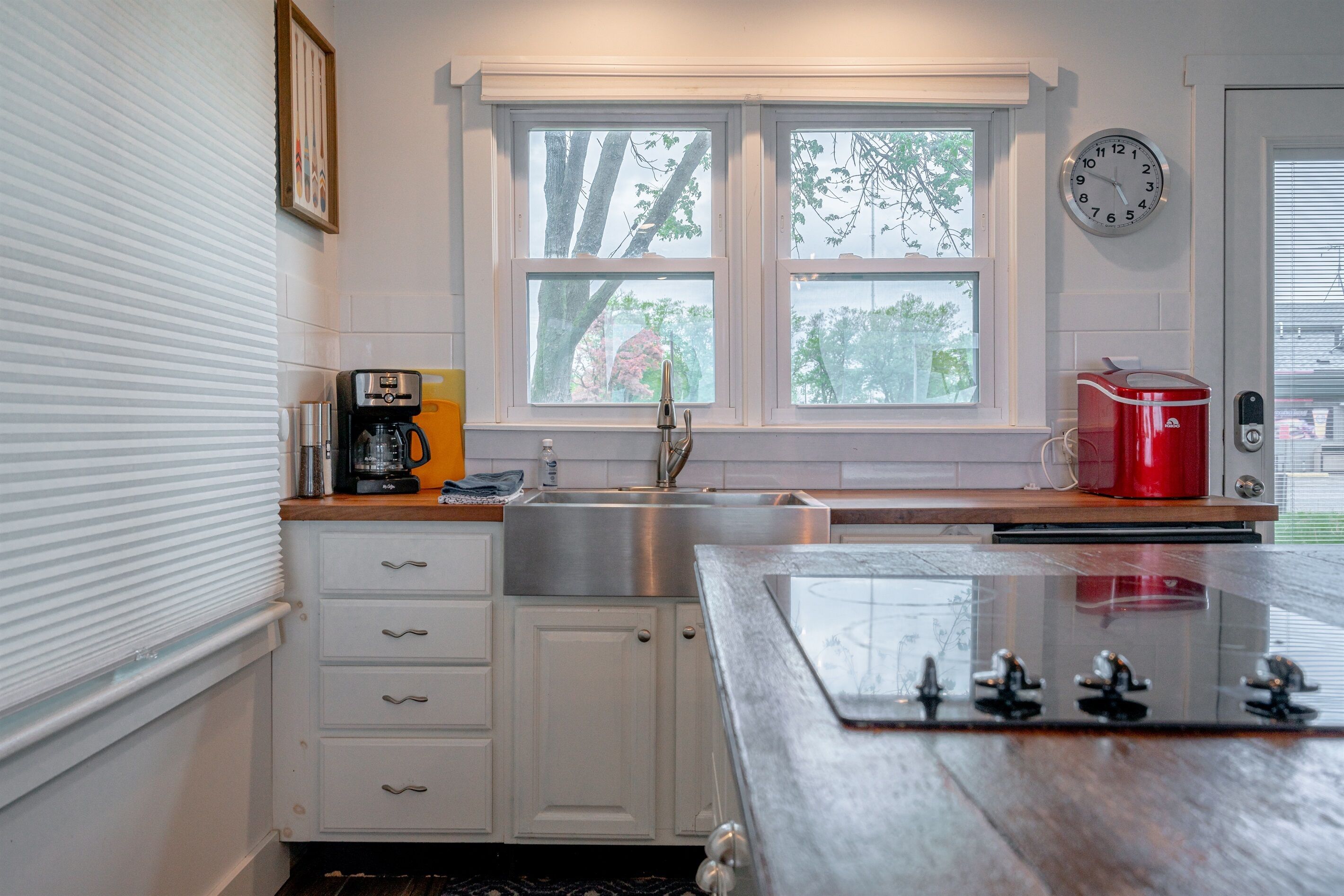 Geladeira, micro-ondas, cooktop, lava-louças