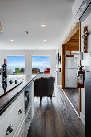 Réfrigérateur, micro-ondes, plaque de cuisson, lave-vaisselle