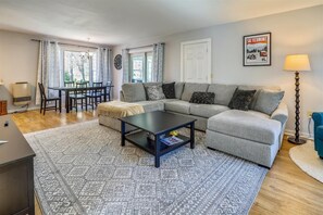 Smart TV - River Road: 3 br, a/c, garage, and river views in lower Village! (Stowe)