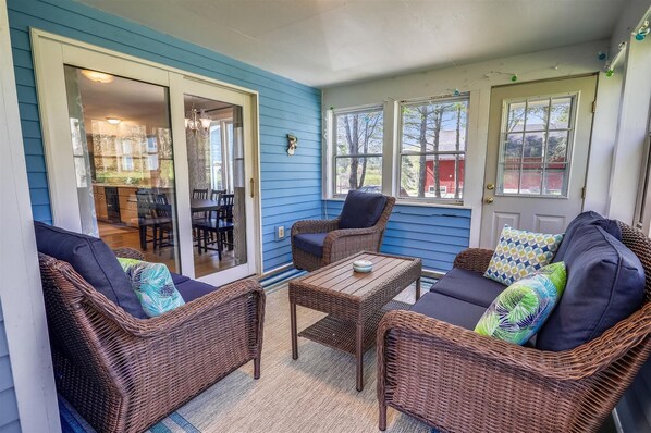 Smart TV - River Road: 3 br, a/c, garage, and river views in lower Village! (Stowe)