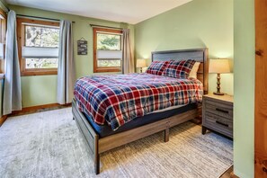 3 bedrooms, iron/ironing board, free WiFi, bed sheets - River Road: 3 br, a/c, garage, and river views in lower Village! (Stowe)