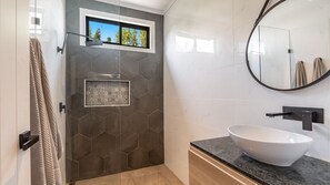 Dusche, Haartrockner, Handtücher