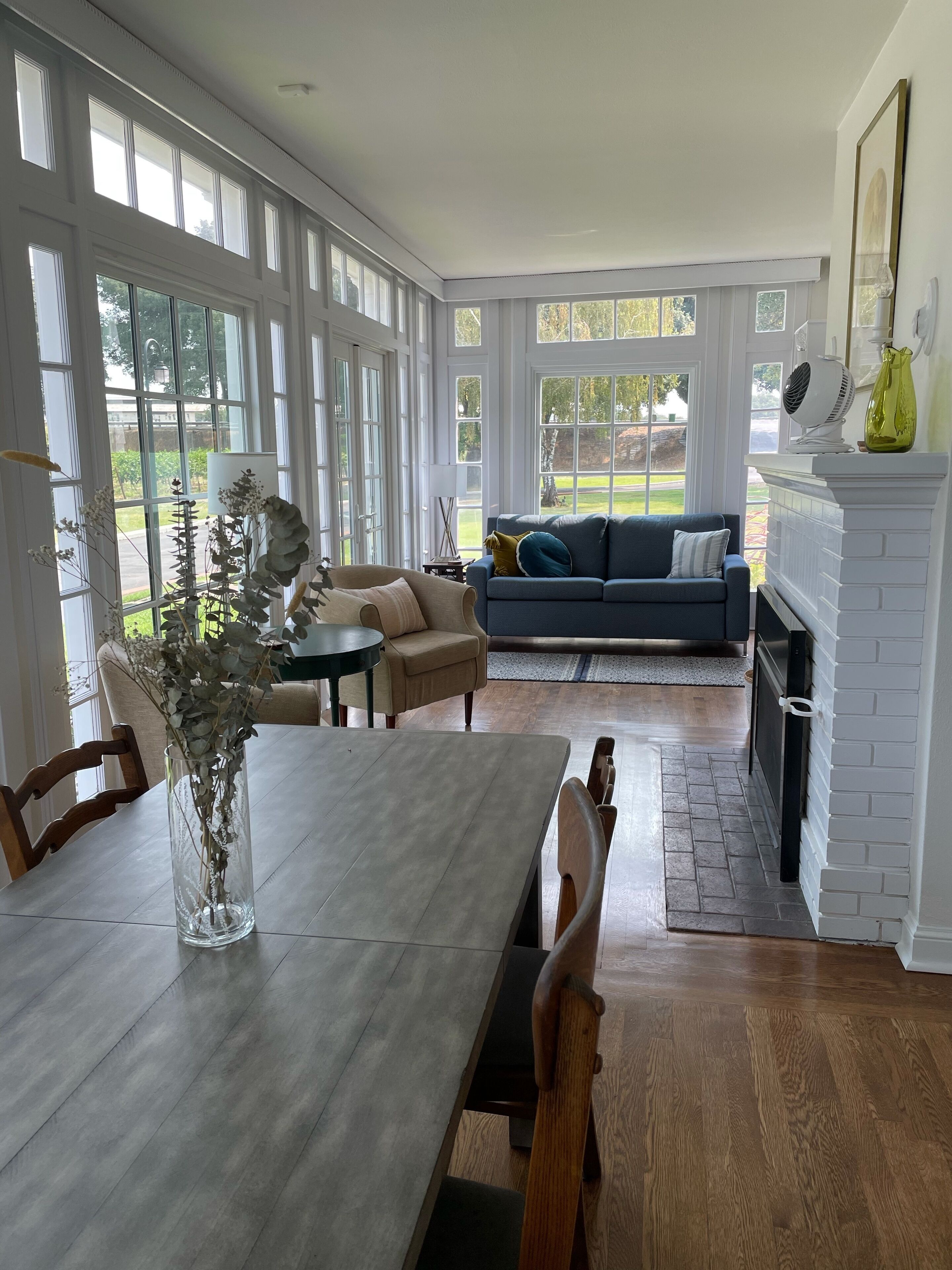 Smart-TV, Tischtennisplatte, Bücher