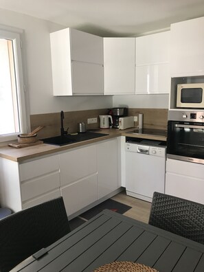 Réfrigérateur, micro-ondes, four, plaque de cuisson