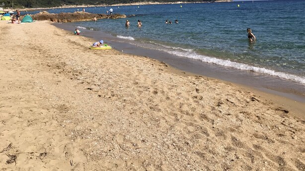 A beach with clear skies, sandy shore, and people swimming. - Dans Domaine Privé et Sécurisé Appt Type 2 Avec 3 Piscines , 2 Tennis (Cogolin)