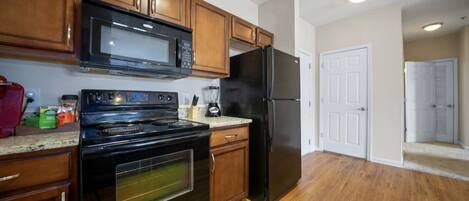 Réfrigérateur, micro-ondes, four, lave-vaisselle