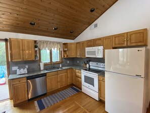 Fridge, microwave, oven, stovetop - Naragansett Beach-goers Retreat (Narragansett)