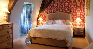 6 dormitorios, escritorio, tabla de planchar con plancha y cuna de viaje