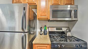 Fridge, microwave, stovetop, dishwasher