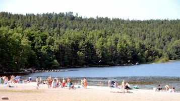 Nära stranden och solstolar