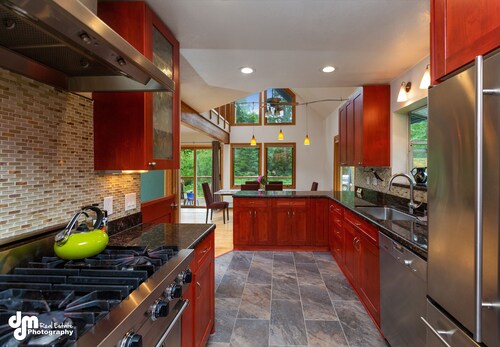 Spacious rental for 6 in lovely home with gorgeous views, minutes from resort