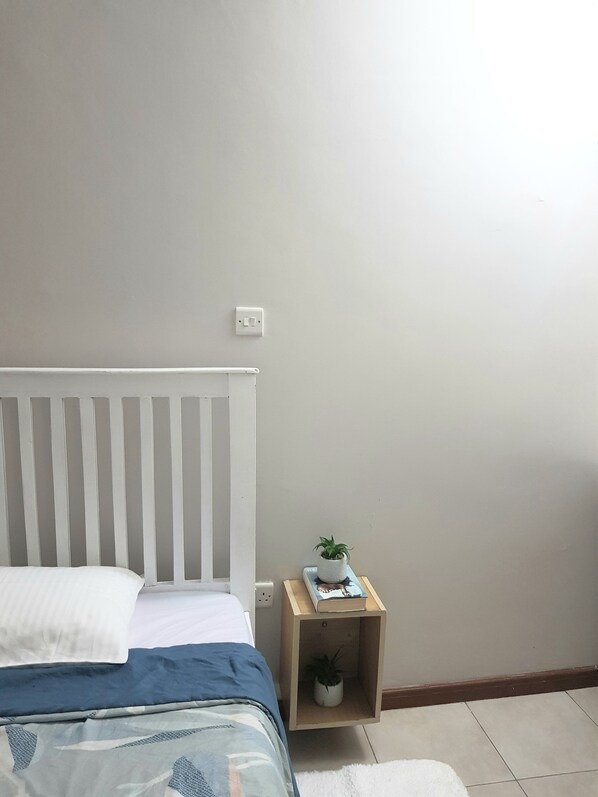 Een bureau, gratis wifi, beddengoed