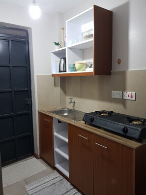 Kühlschrank, Mikrowelle, Herdplatte, Wasserkocher