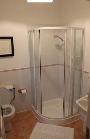 Bathtub, hair dryer, towels, soap - SolasTobann Room 1 En-suite Malin Head  (Malin Head)