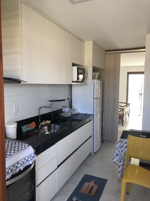 Geladeira, micro-ondas, fogão, cooktop