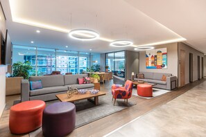 Coin salon dans le hall