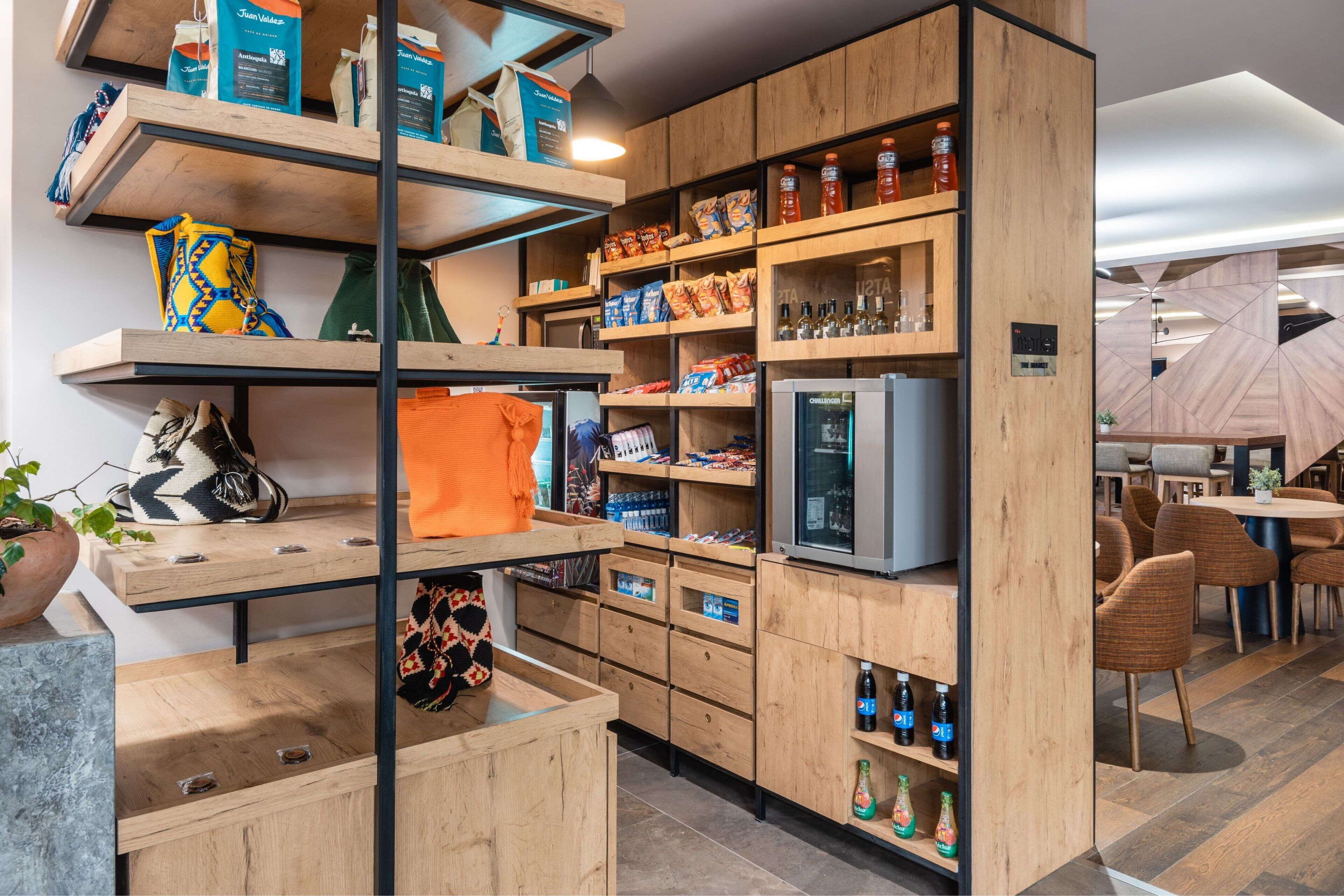 Una cocina moderna con armarios de madera, estantes empotrados y un refrigerador.