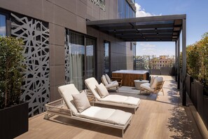 Appartement, 1 chambre, vue ville | Coffres-forts dans les chambres, bureau