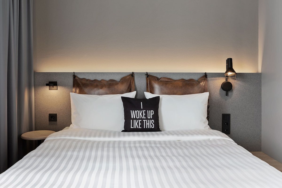 1 bedroom, hypo-allergenic bedding, laptop workspace, blackout curtains