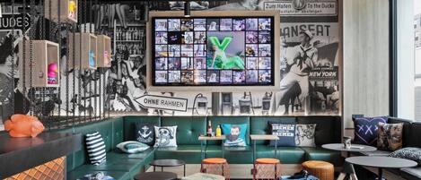 50–tuumainen taulutelevisio, jossa satelliittikanavat