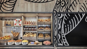 Una vitrina de panadería con diversos productos horneados y pasteles.
