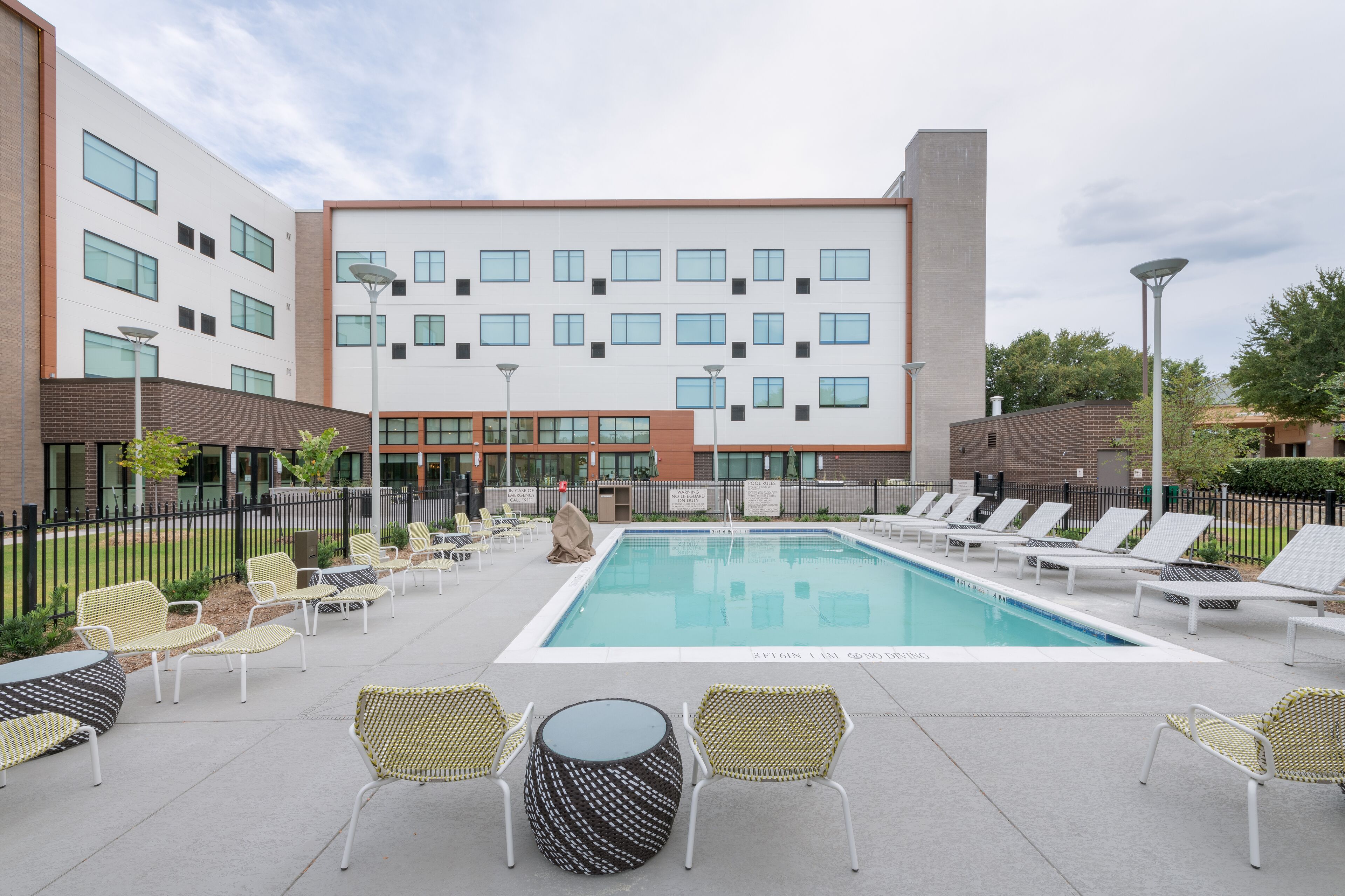 Una piscina al aire libre, tumbonas
