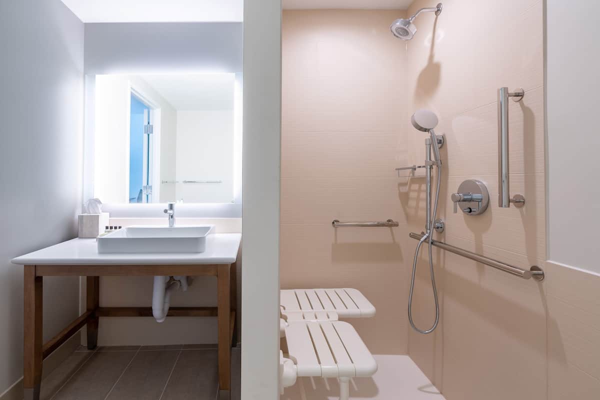Studio, 2 Queen Beds (Mobility/Hearing Access, Roll-In Shwr) | Bathroom | Free toiletries, hair dryer, towels