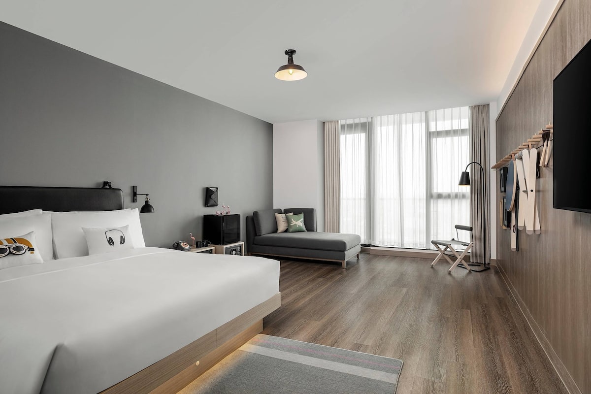Kamer, 1 kingsize bed, uitzicht op stad | Luxe beddengoed, donzen dekbedden, een kluis op de kamer