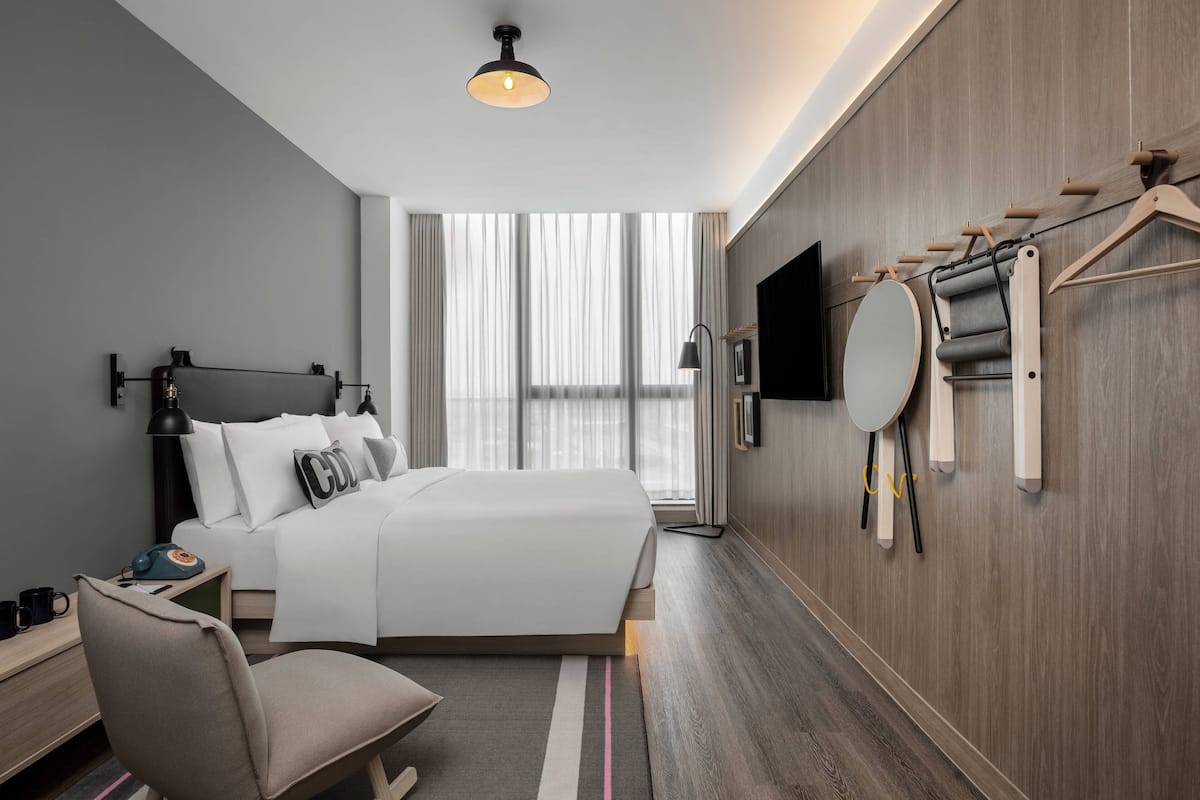 Kamer, 1 kingsize bed, uitzicht op stad | Luxe beddengoed, donzen dekbedden, een kluis op de kamer