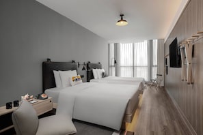 Premium bedding, down comforters, in-room safe, individually furnished - Moxy Shanghai Hongqiao NECC (Shanghai)