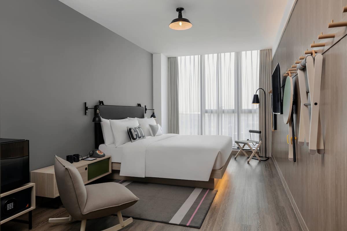 Kamer, 1 kingsize bed, uitzicht op stad | Luxe beddengoed, donzen dekbedden, een kluis op de kamer
