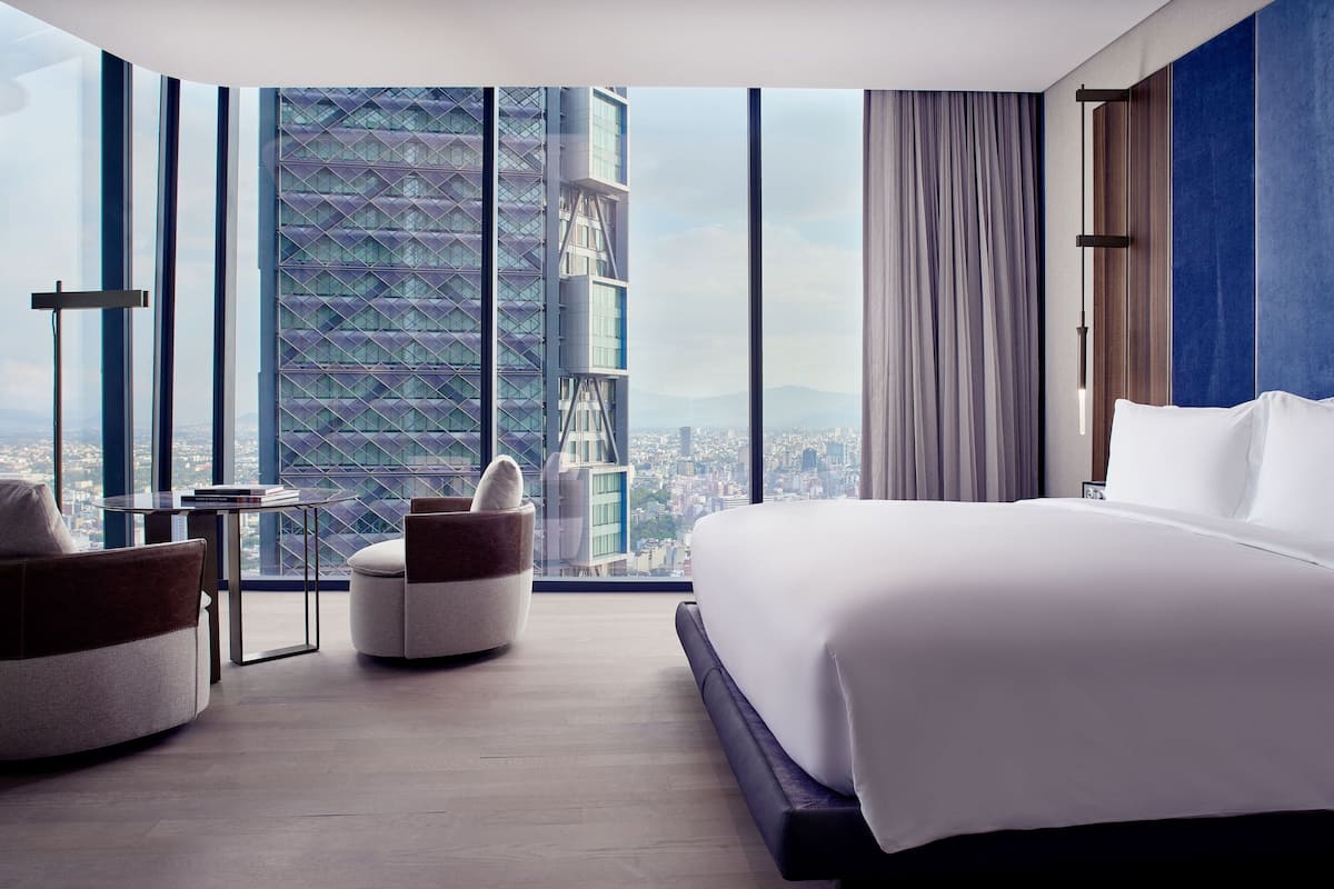 Deluxe Room, 1 King Bed, Non Smoking, City View (Corner)