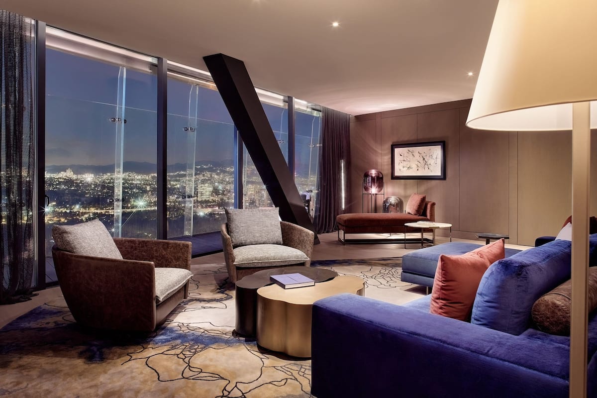 Club Suite, 1 King Bed, Non Smoking | Living room