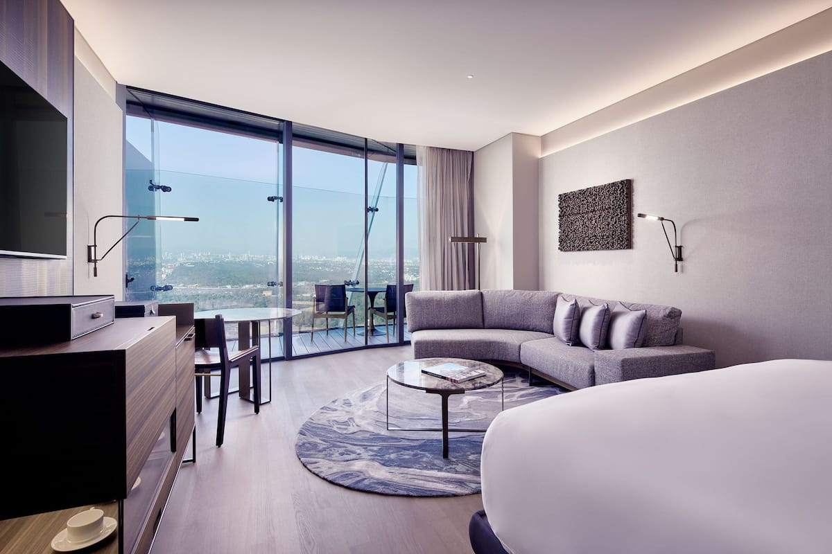 1 bedroom, premium bedding, minibar, in-room safe