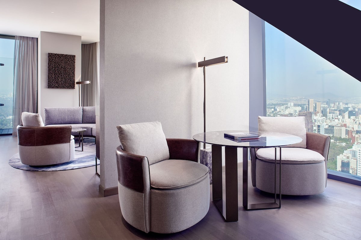 1 bedroom, premium bedding, minibar, in-room safe