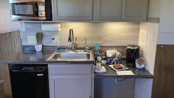 Refrigerador, microondas, cafetera y tetera y tostadora