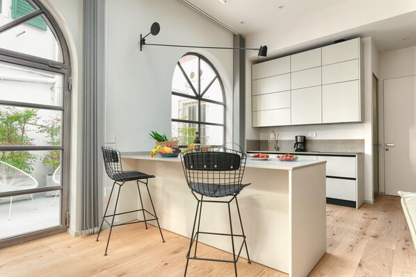 Kühlschrank, Mikrowelle, Ofen, Herdplatte