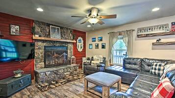 Fernseher, DVD-Player, Tischfußball, Bücher