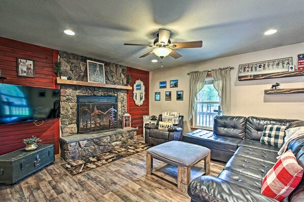 Fernseher, DVD-Player, Tischfußball, Bücher