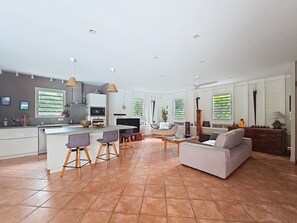 Smart TV, DVD player, books, music library - Creole charm and modern comfort (Sainte-Anne)
