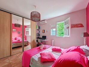 3 bedrooms, in-room safe, desk, iron/ironing board - Creole charm and modern comfort (Sainte-Anne)