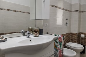Dusche, Haartrockner, Bidet, Handtücher