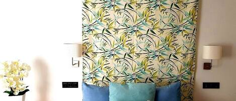 1 quarto, ferros/tábuas de passar roupa, berço de viagem