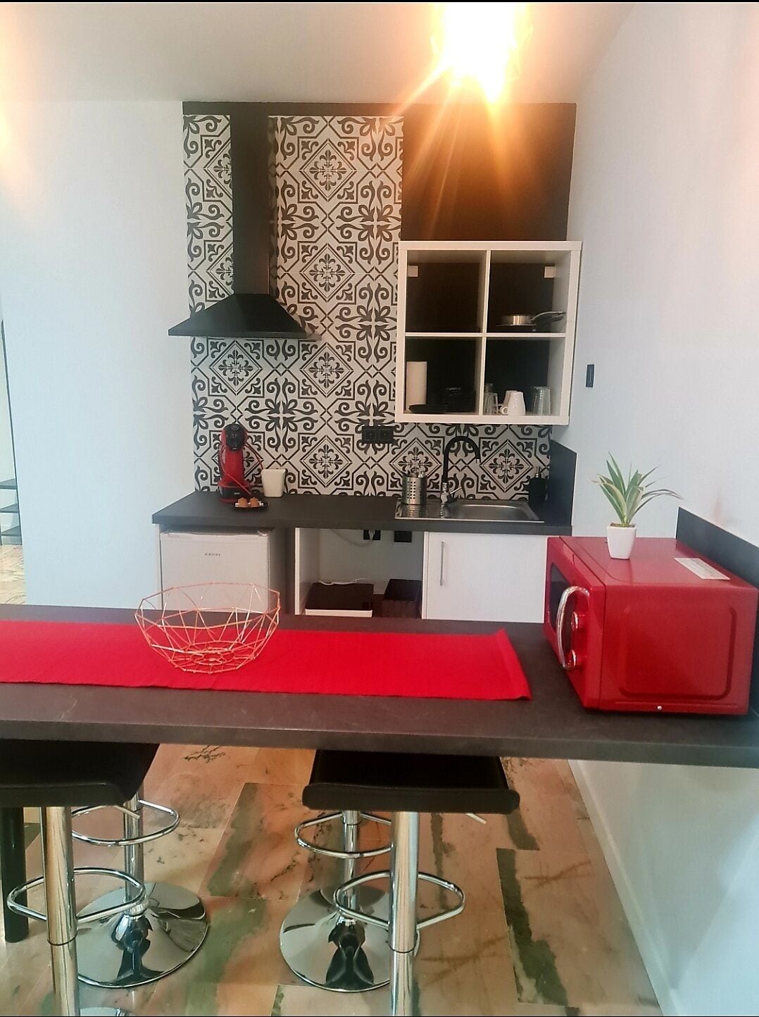 Geladeira, micro-ondas, cooktop, cafeteira/chaleira