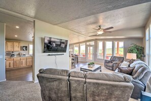 TV, DVD player, books, music library - Griffel River Ranch w/ Views - An Angler’s Dream! (Ashton)
