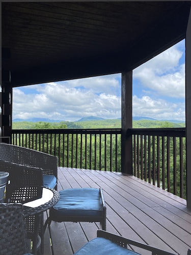 Hillside Haven - Amazing views with a hot tub!